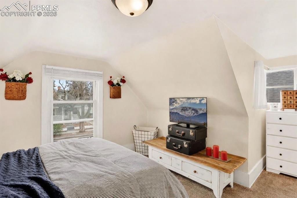 Image 23 of 41: Master Bedroom