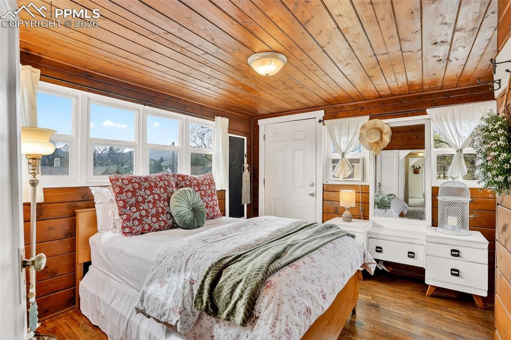 Image 28 of 41: Bedroom