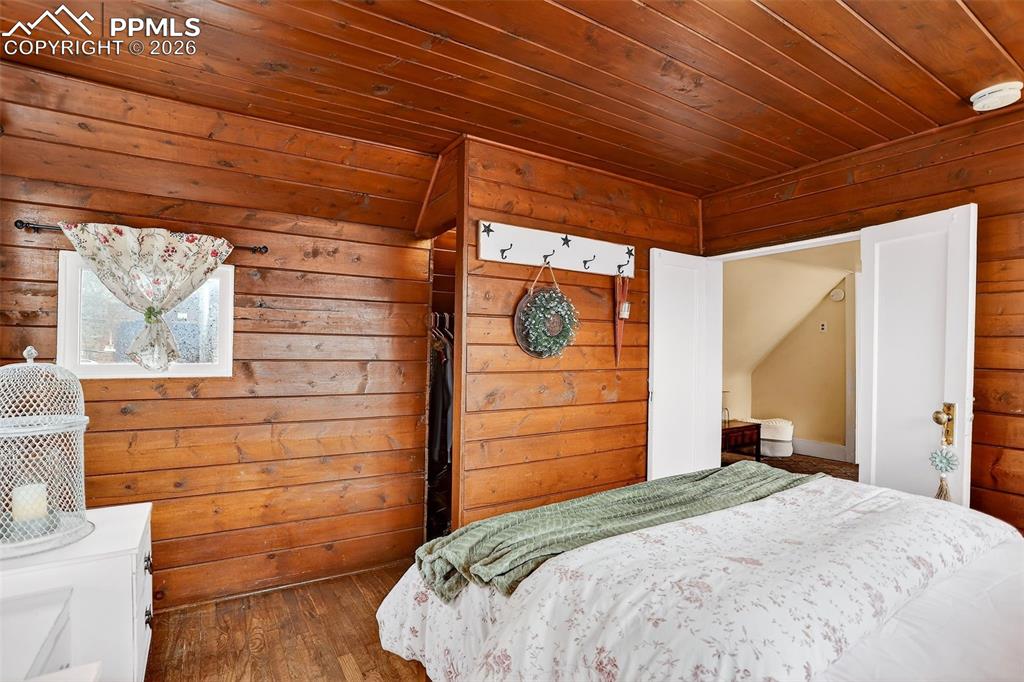 Image 29 of 41: Bedroom