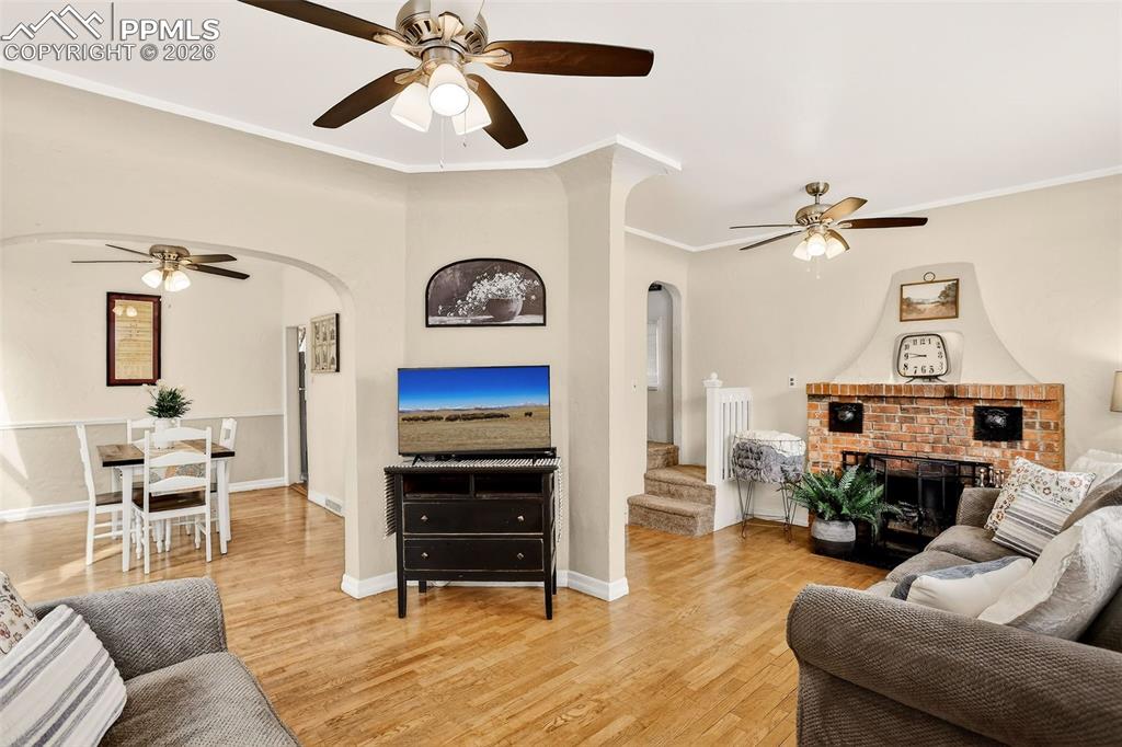 Image 6 of 41: Gorgeous hardwood floors 