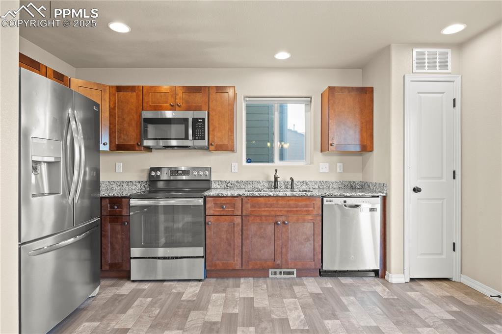 Image 12 of 30: Kitchen