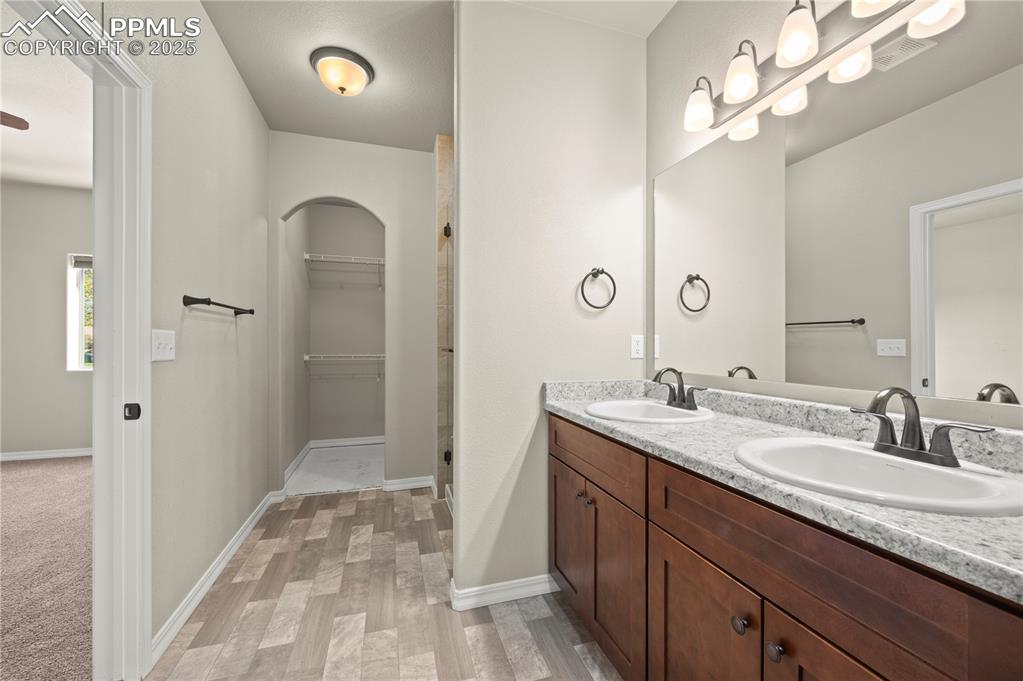 Image 18 of 30: Bathroom