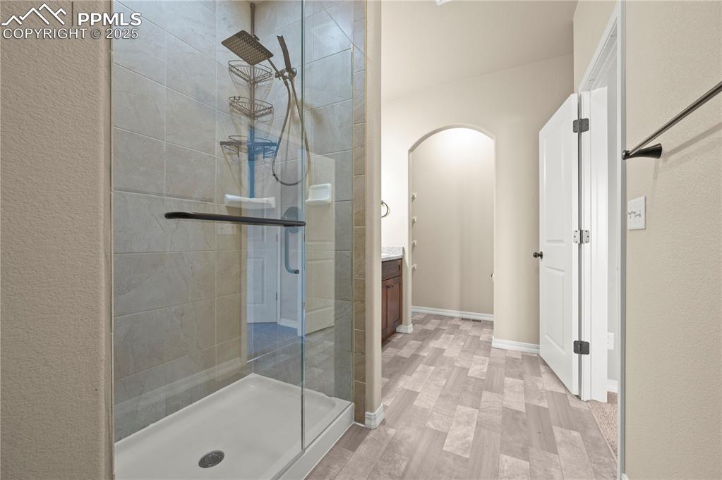 Image 19 of 30: Bathroom