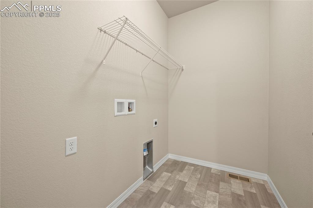 Image 20 of 30: Laundry