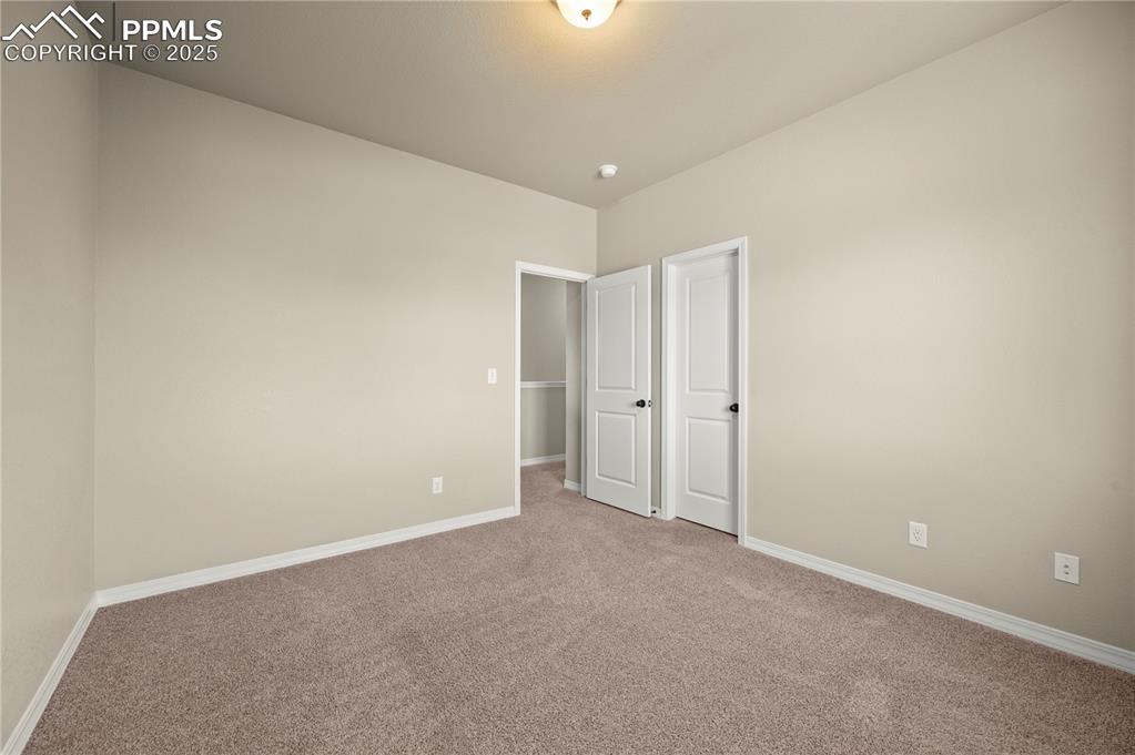 Image 23 of 30: Bedroom