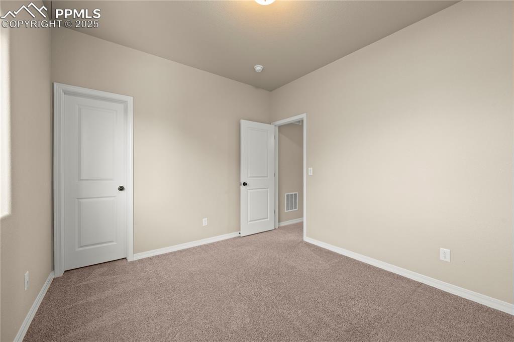 Image 25 of 30: Bedroom