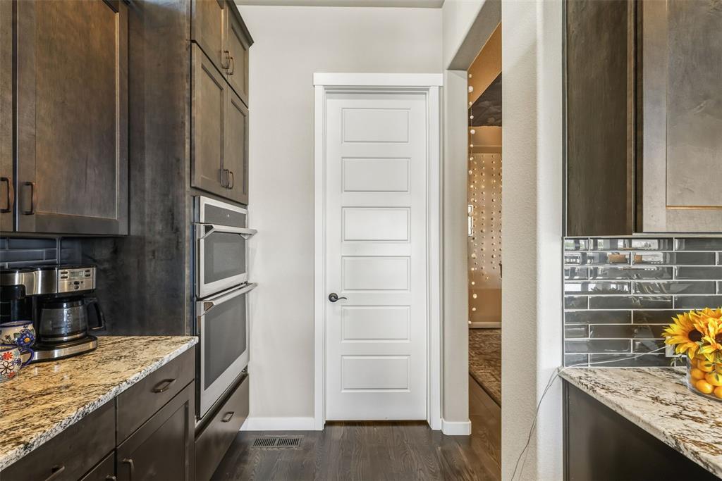 Image 10 of 50: Kitchen