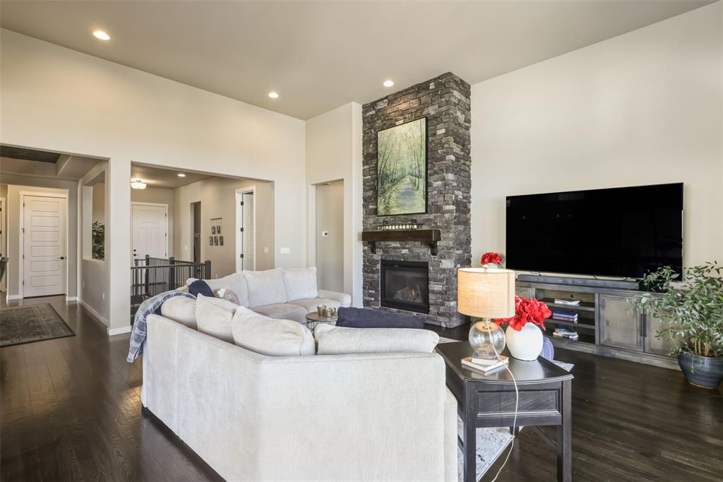 Image 13 of 50: Living Room