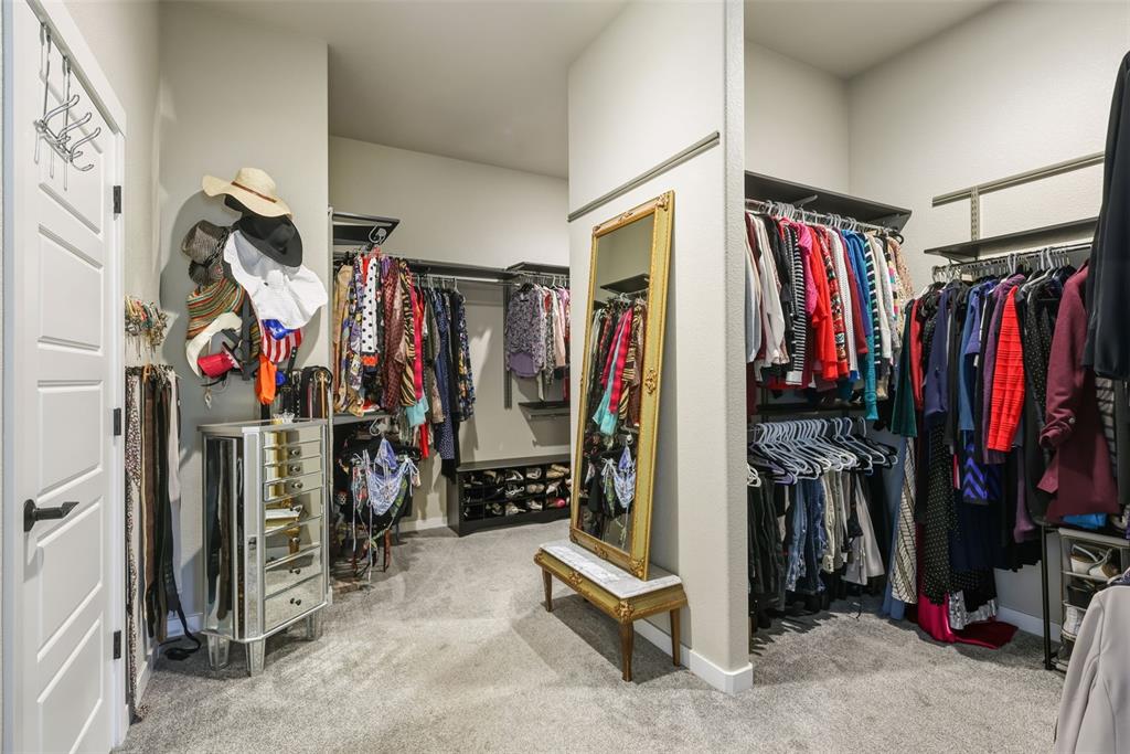Image 20 of 50: Walk-In Closets