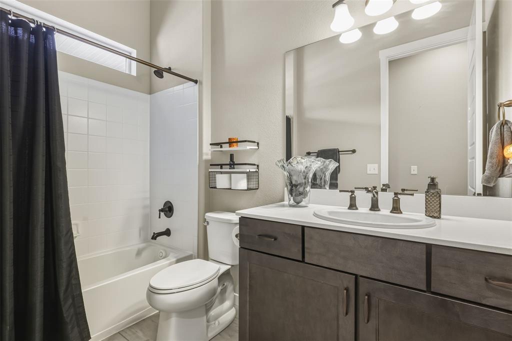 Image 31 of 50: Bathroom