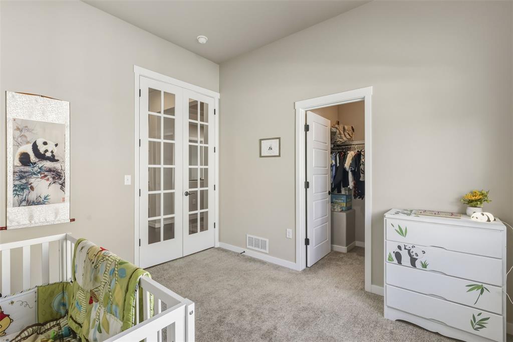 Image 33 of 50: Bedroom