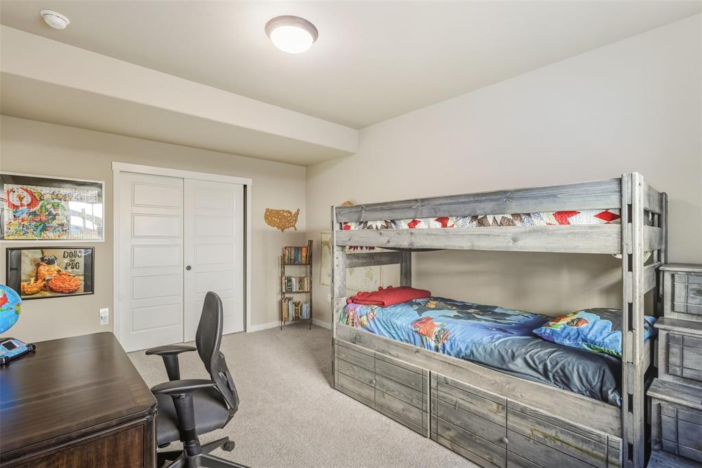 Image 35 of 50: Bedroom