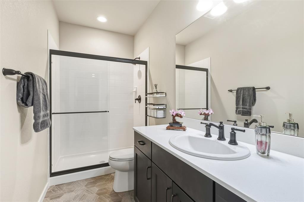 Image 36 of 50: Bathroom