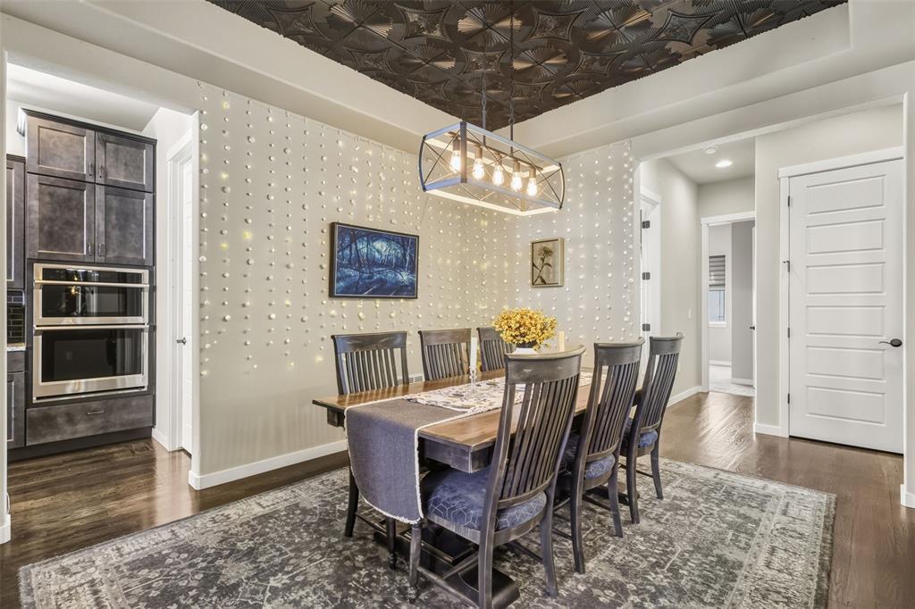 Image 7 of 50: Dining Area