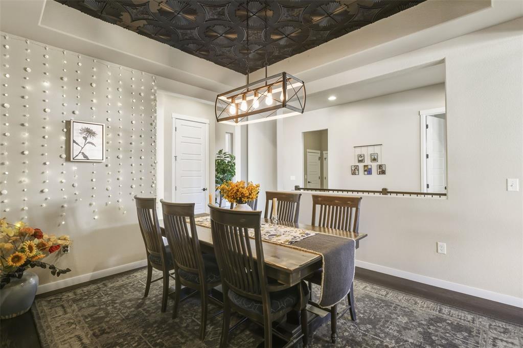 Image 8 of 50: Dining Area