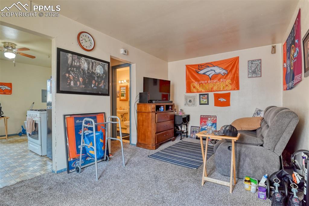 Image 11 of 38: Unit 1509 Living room