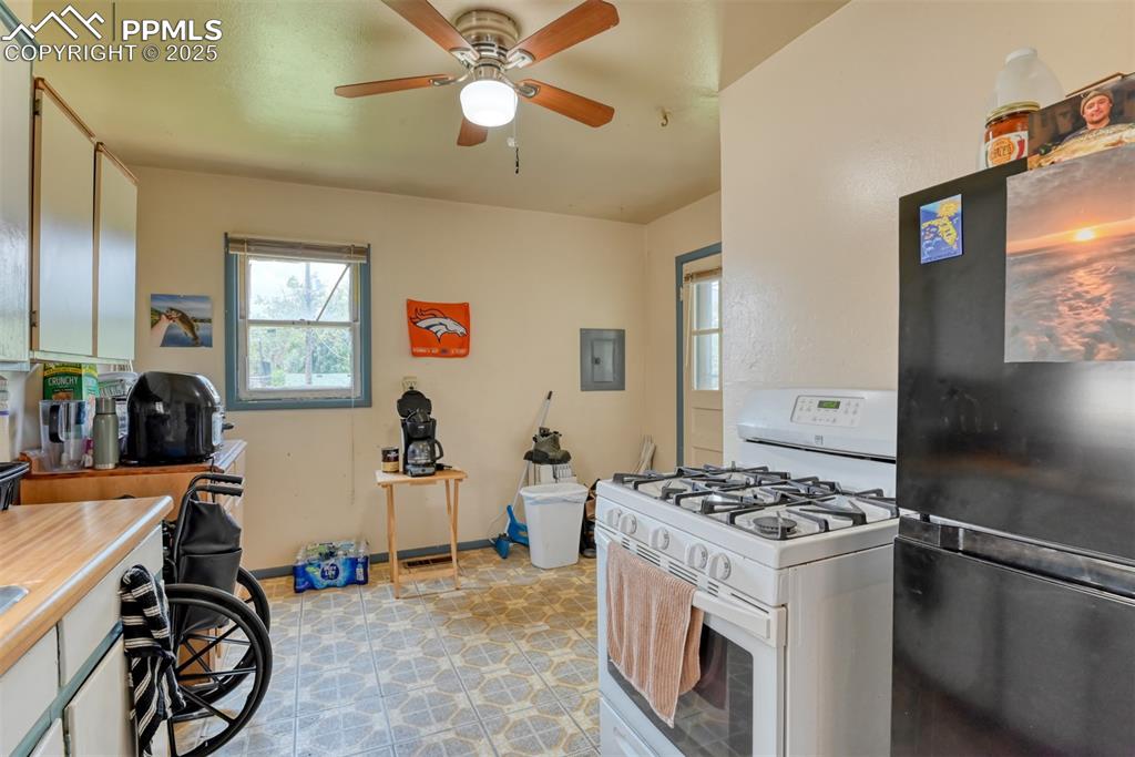 Image 16 of 38: Unit 1509 - eat-in kitchen with gas range (note: Refrigerator is excluded)