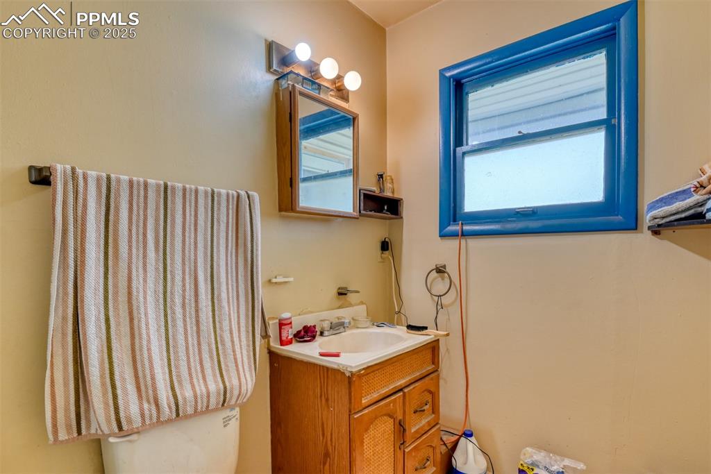 Image 34 of 38: Unit 1511 Bathroom