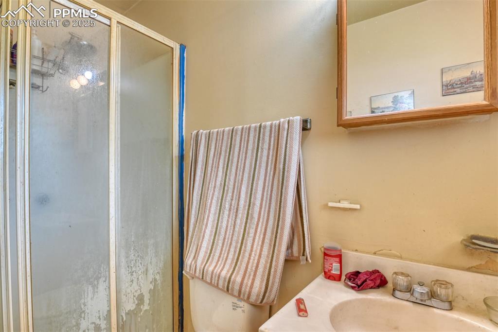 Image 35 of 38: Unit 1511 Bathroom