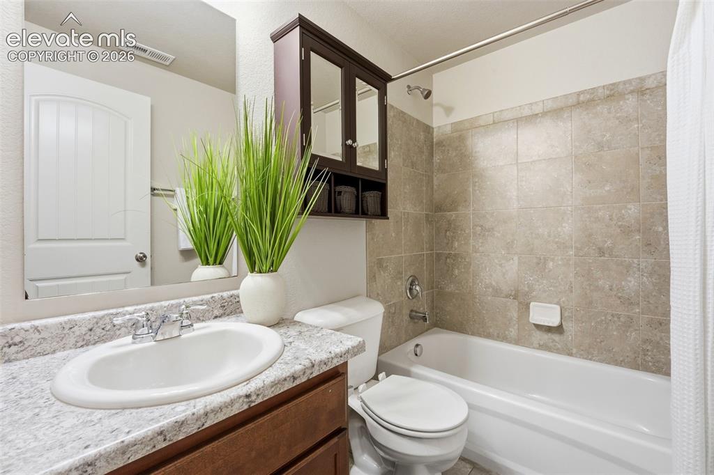 Image 22 of 48: Bathroom