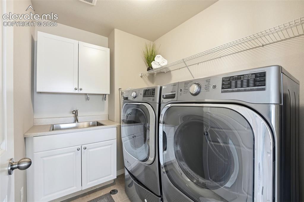 Image 32 of 48: Laundry