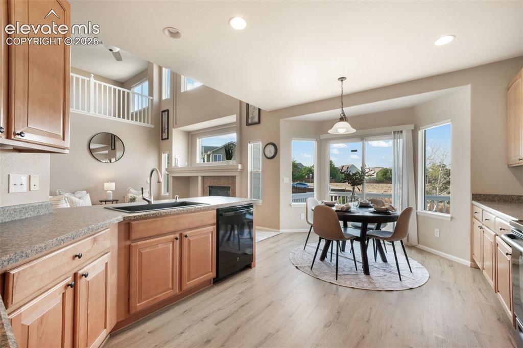 Image 11 of 50: Kitchen