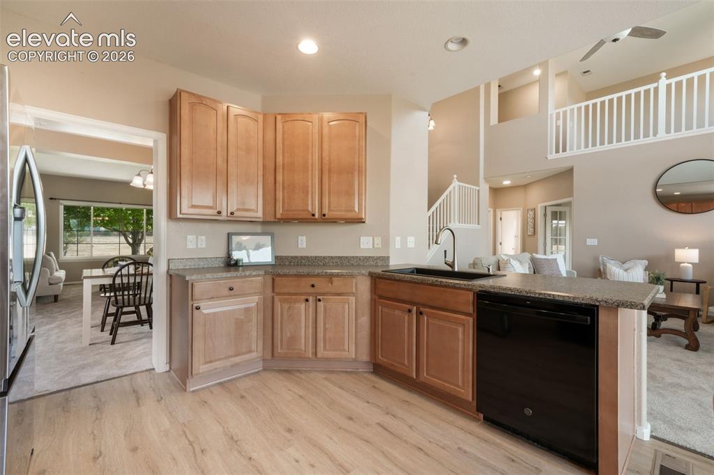 Image 13 of 50: Kitchen