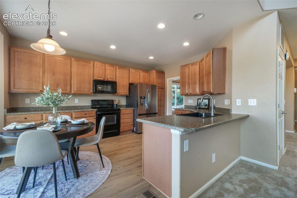 Image 18 of 50: Kitchen