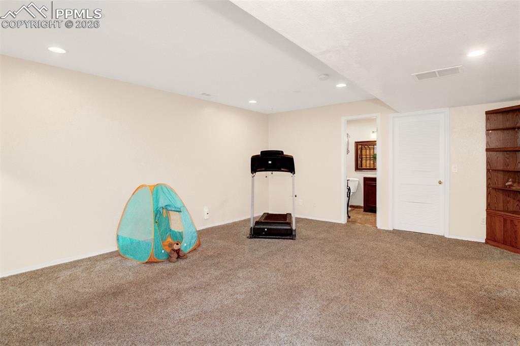 Image 11 of 31: Family Room