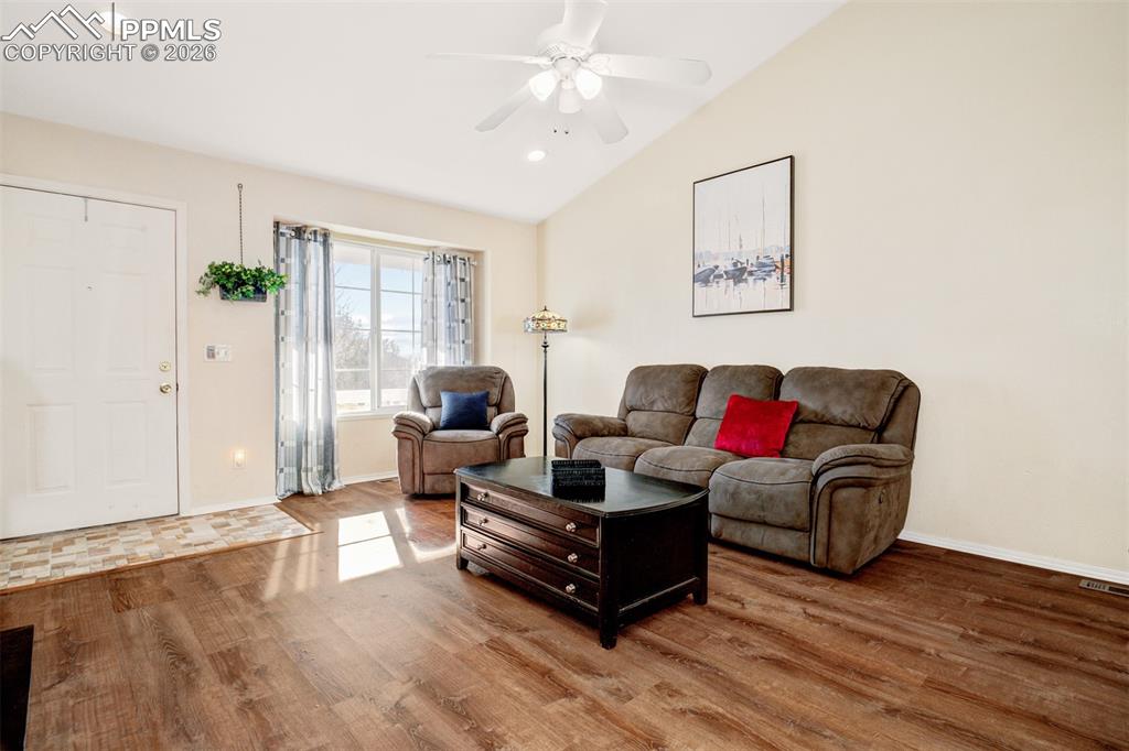 Image 18 of 31: Living Room