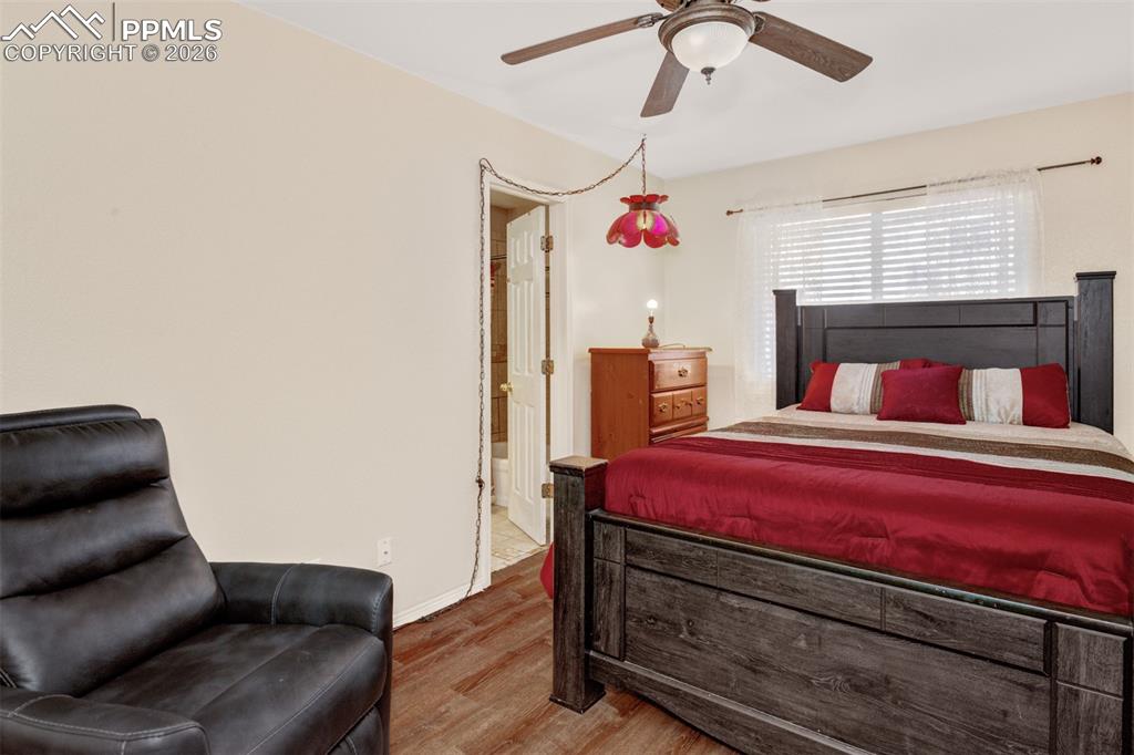 Image 25 of 31: Bedroom