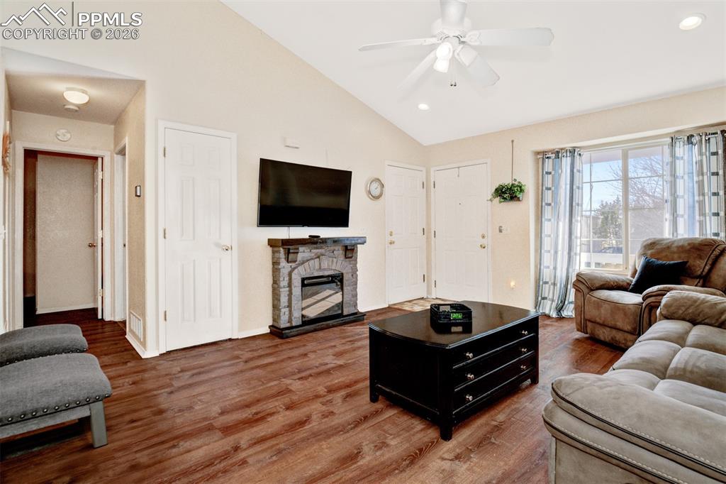 Image 26 of 31: Living Room