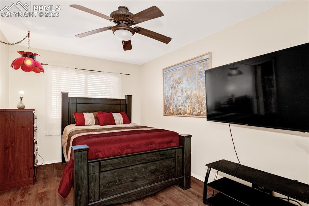 Image 6 of 31: Bedroom