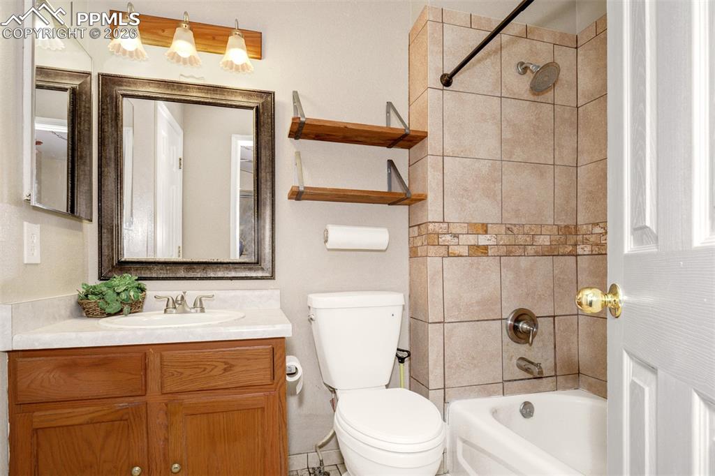 Image 7 of 31: Bathroom