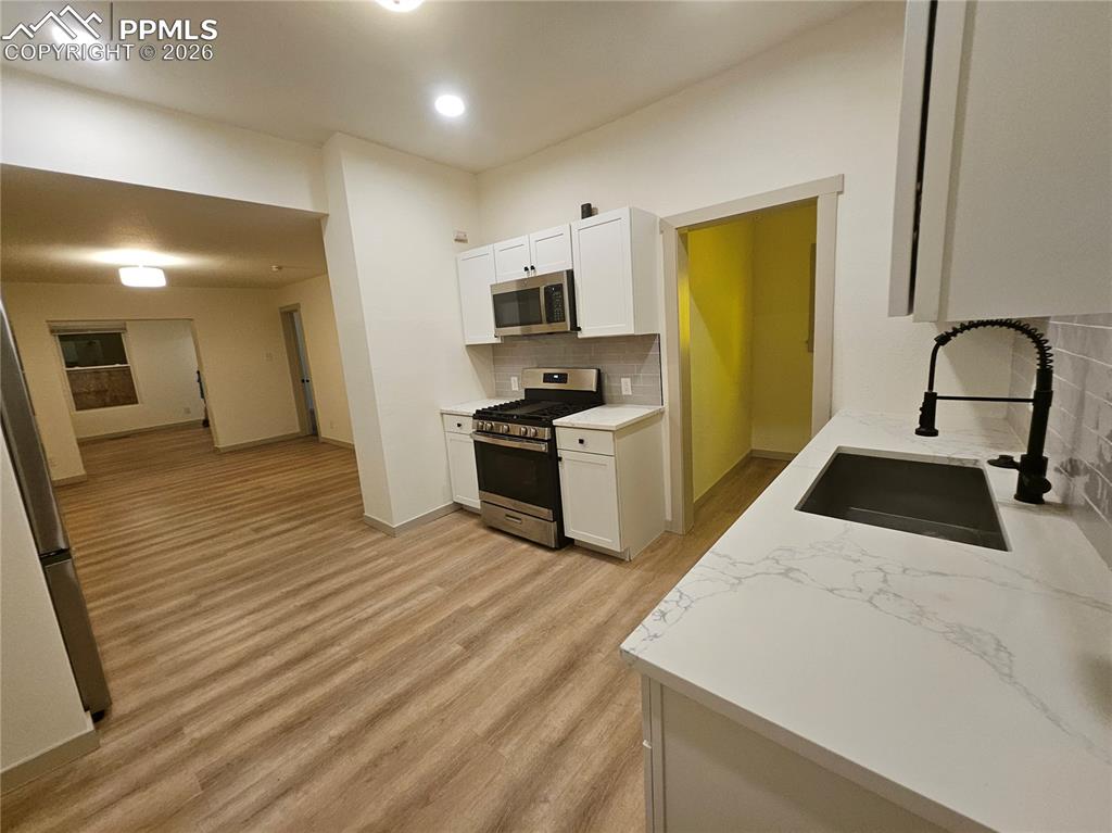 Image 16 of 21: Kitchen