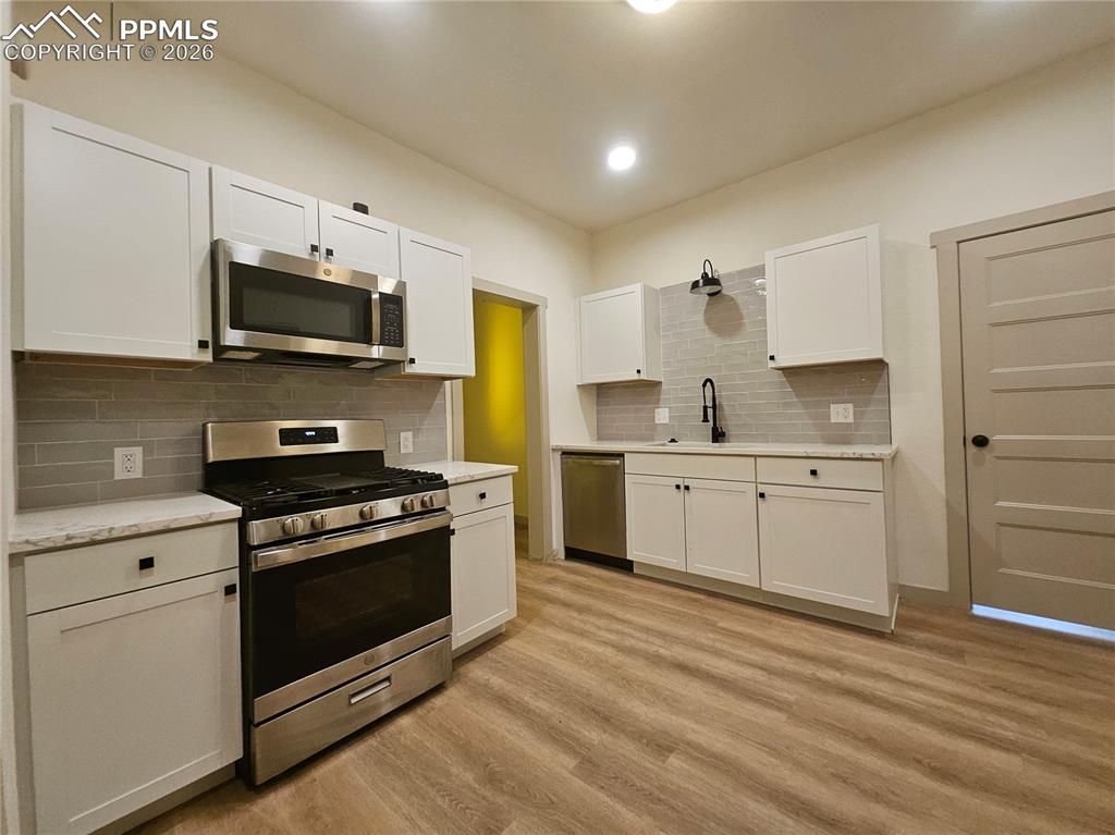 Image 17 of 21: Kitchen