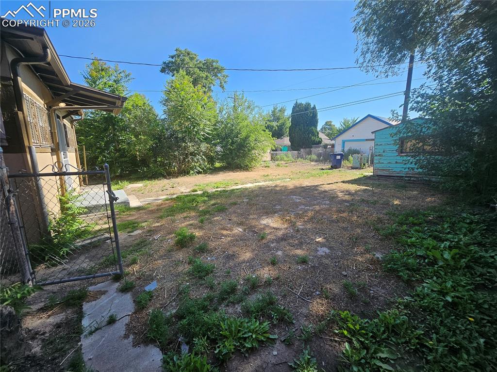 Image 20 of 21: Yard