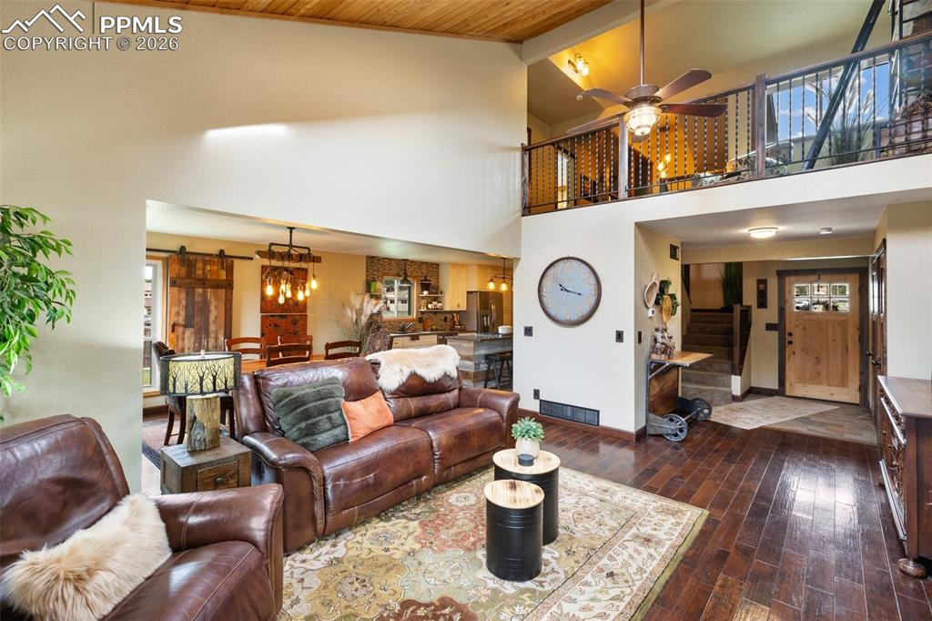 Image 10 of 50: Living Room