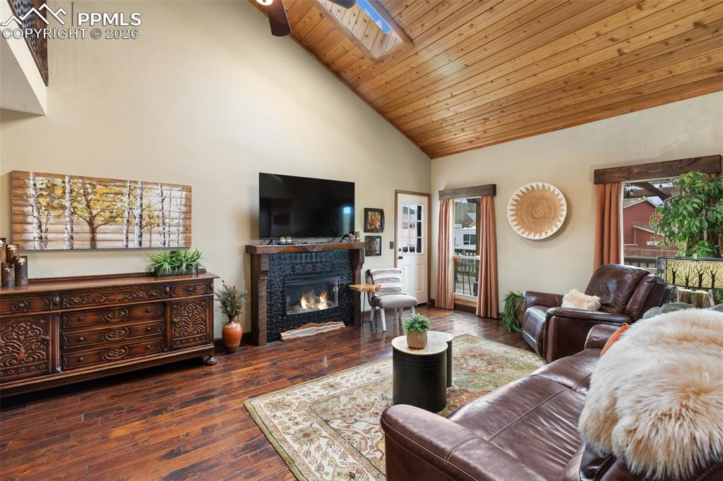 Image 12 of 50: Living Room