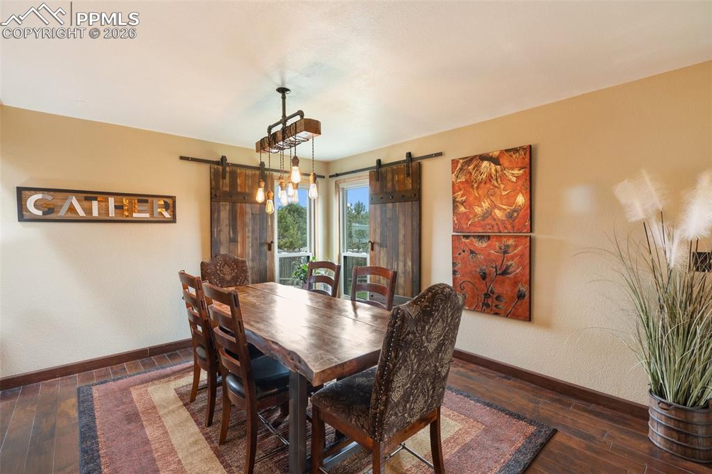 Image 13 of 50: Dining Area