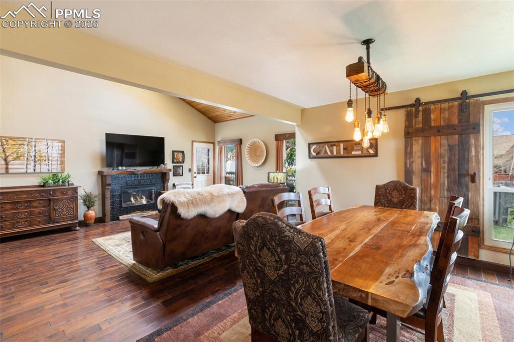 Image 14 of 50: Dining Area