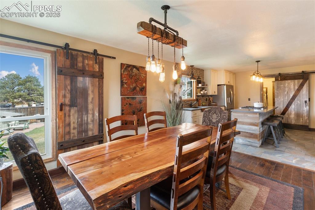 Image 15 of 50: Dining Area