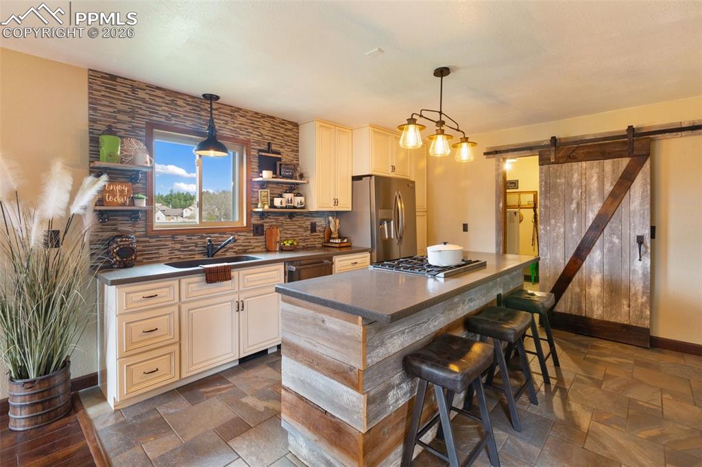 Image 16 of 50: Kitchen