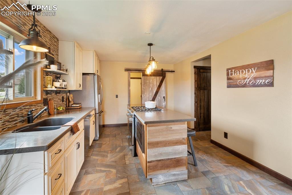 Image 17 of 50: Kitchen