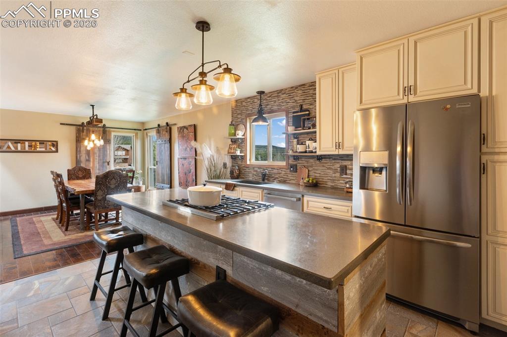 Image 19 of 50: Kitchen