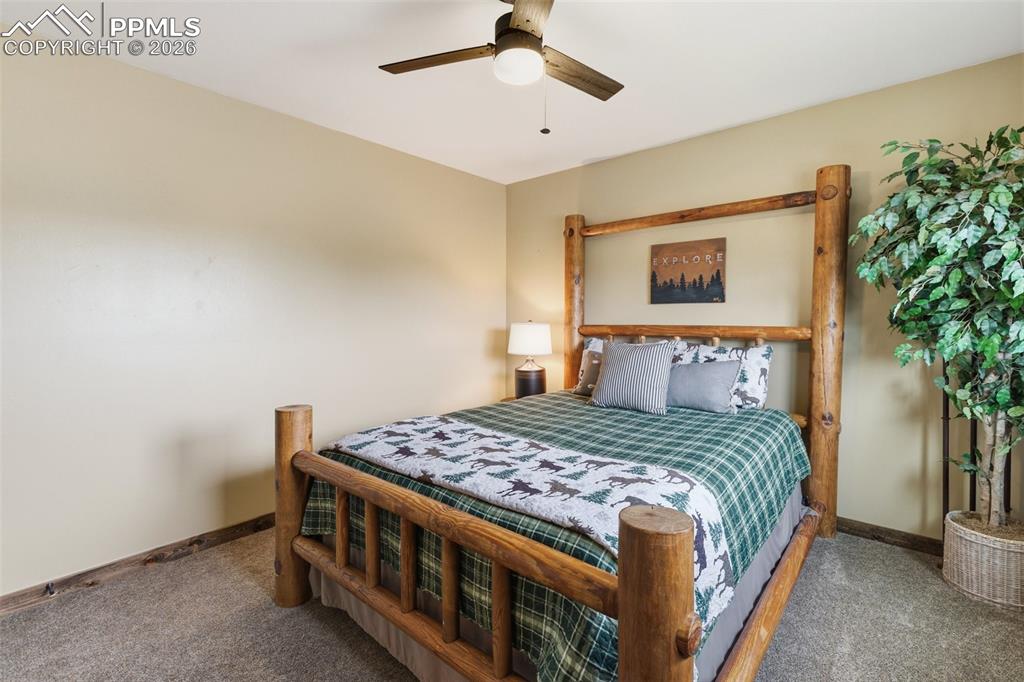 Image 32 of 50: Bedroom