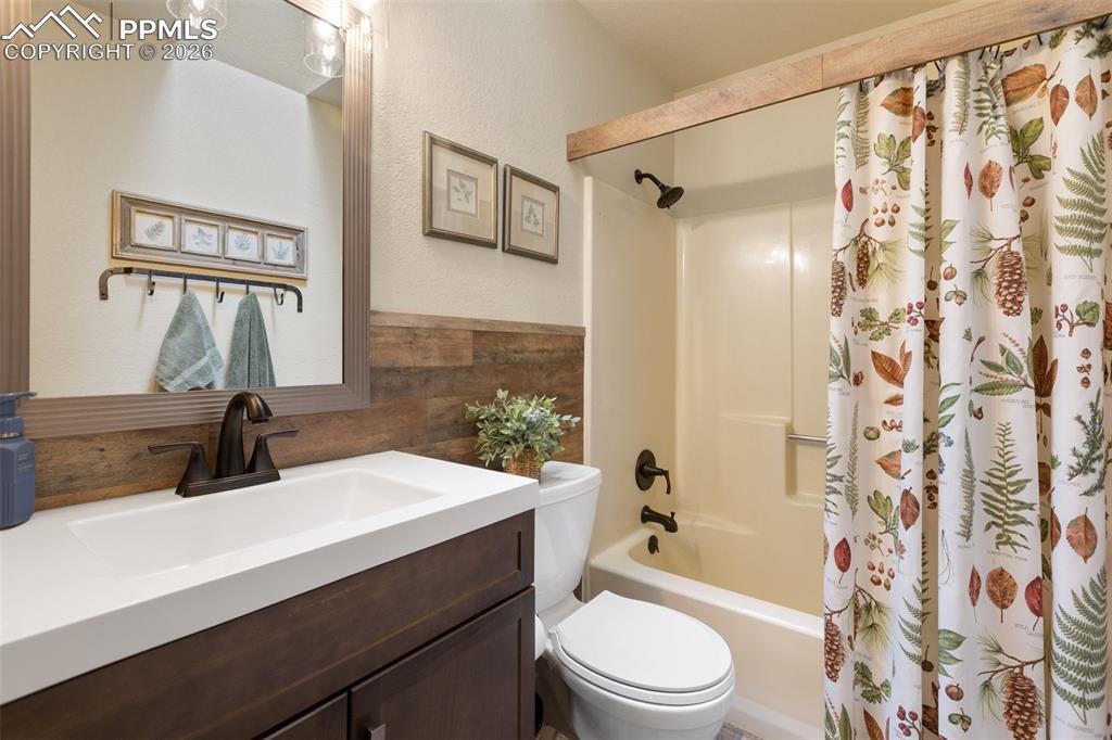 Image 33 of 50: Bathroom