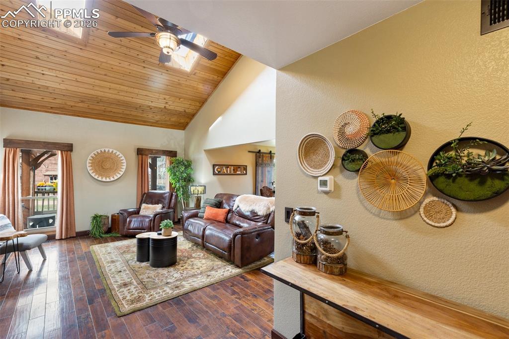 Image 6 of 50: Living Room