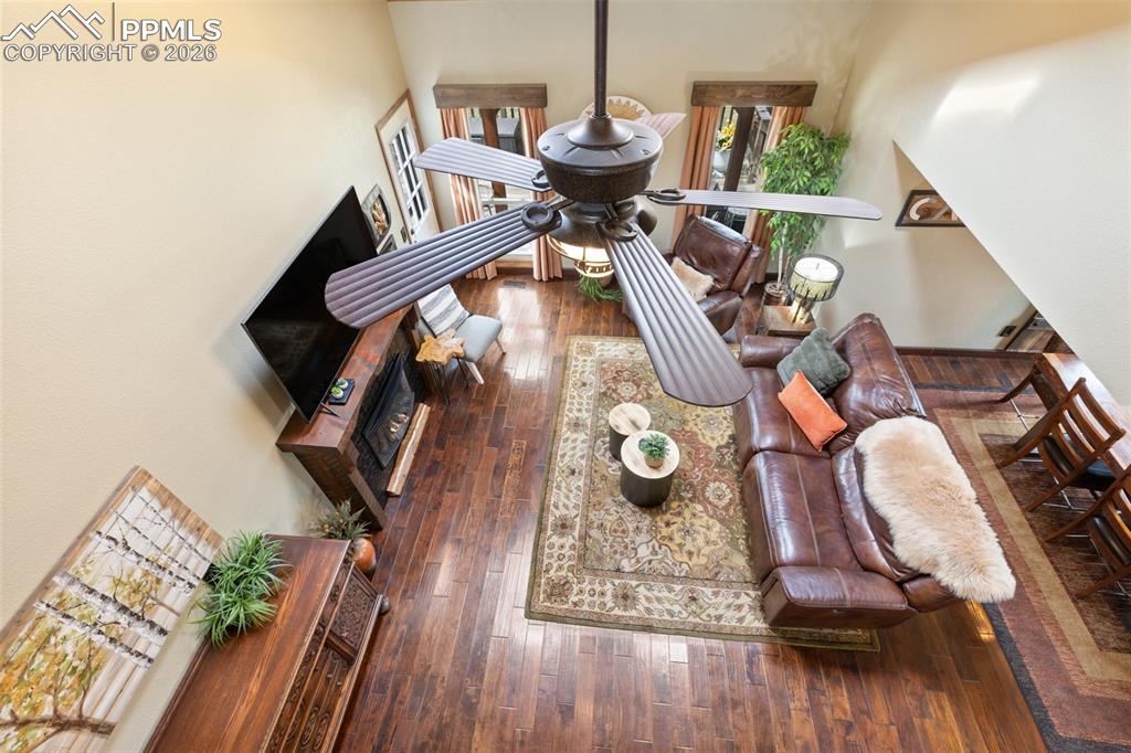 Image 7 of 50: Living Room