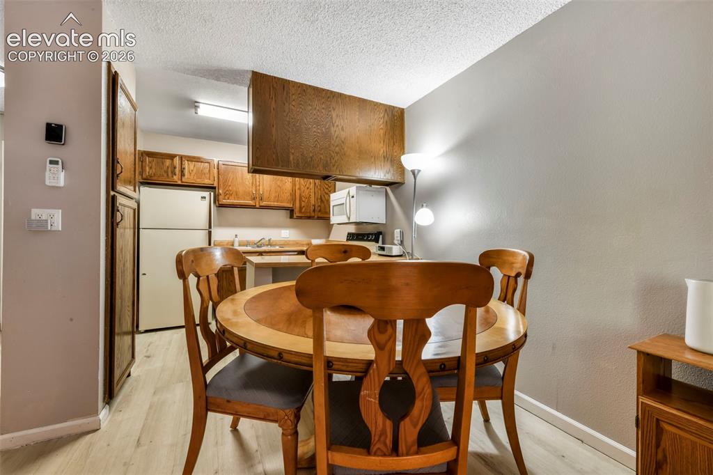 Image 10 of 50: Dining Area